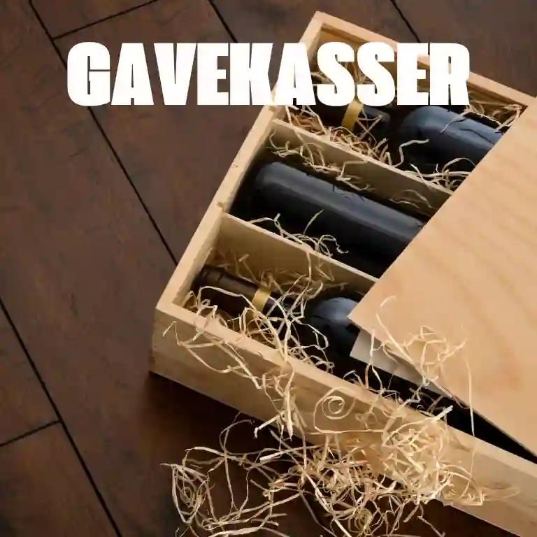 Åben trækasse med flere flasker lagt i træuld på et mørkt trægulv, ledsaget af teksten “Gavekasser til enhver lejlighed”