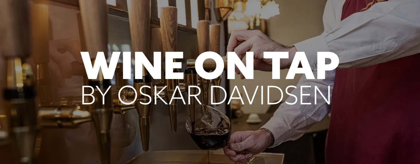 Person tapper rødvin fra en vin-hane ned i et vinglas. Tekst på billedet: “Wine on Tap by Oskar Davidsen”.