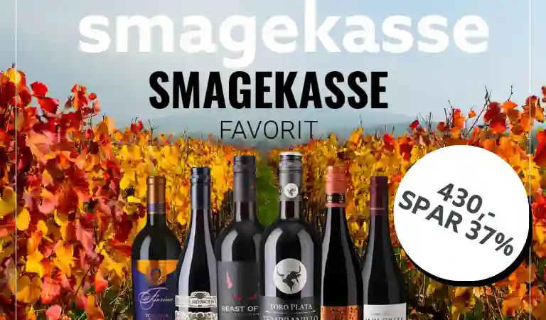 En åben trækasse med flasker indeni står på et bord