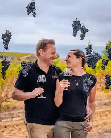 Vianney Et Emile Castan + Grappes De Raisin Saint Jean D'aumières