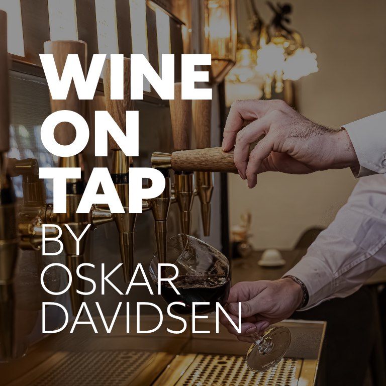Person tapper rødvin fra en vin-hane ned i et vinglas. Tekst på billedet: “Wine on Tap by Oskar Davidsen”.